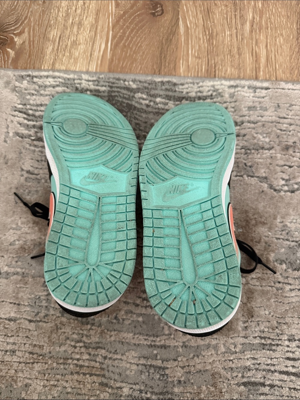 Jordan Low-Top Sneakers in Mint Teal, Coral & Black - Picture 5 of 5